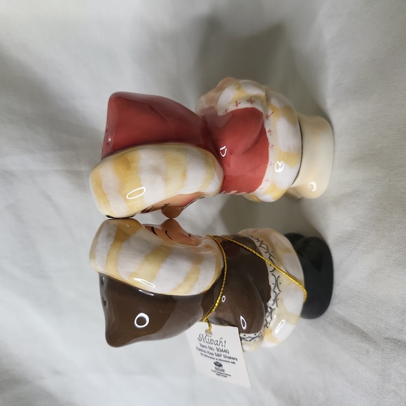 Westland Mwah salt and pepper ceramic magnetic shakers kissing eskimos NEW - Picture 1 of 8